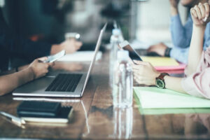 会議をしているシーン