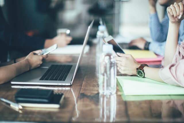 会議をしているシーン