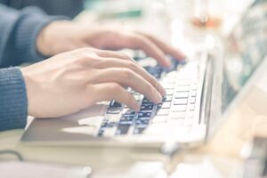 パソコンを操作している