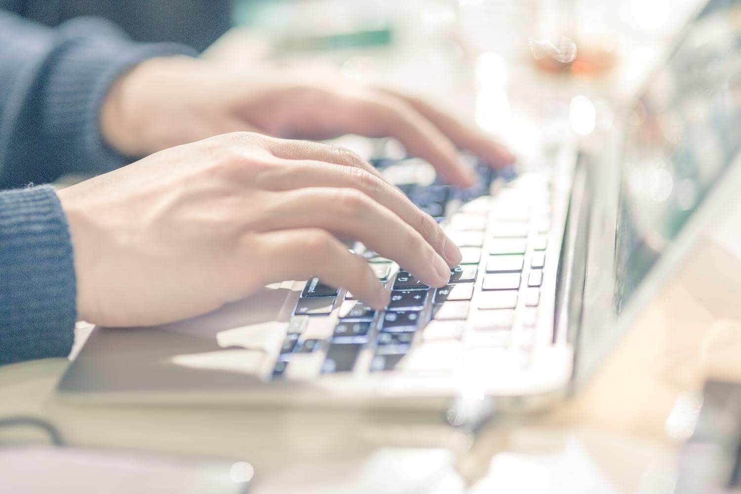 パソコンを操作している